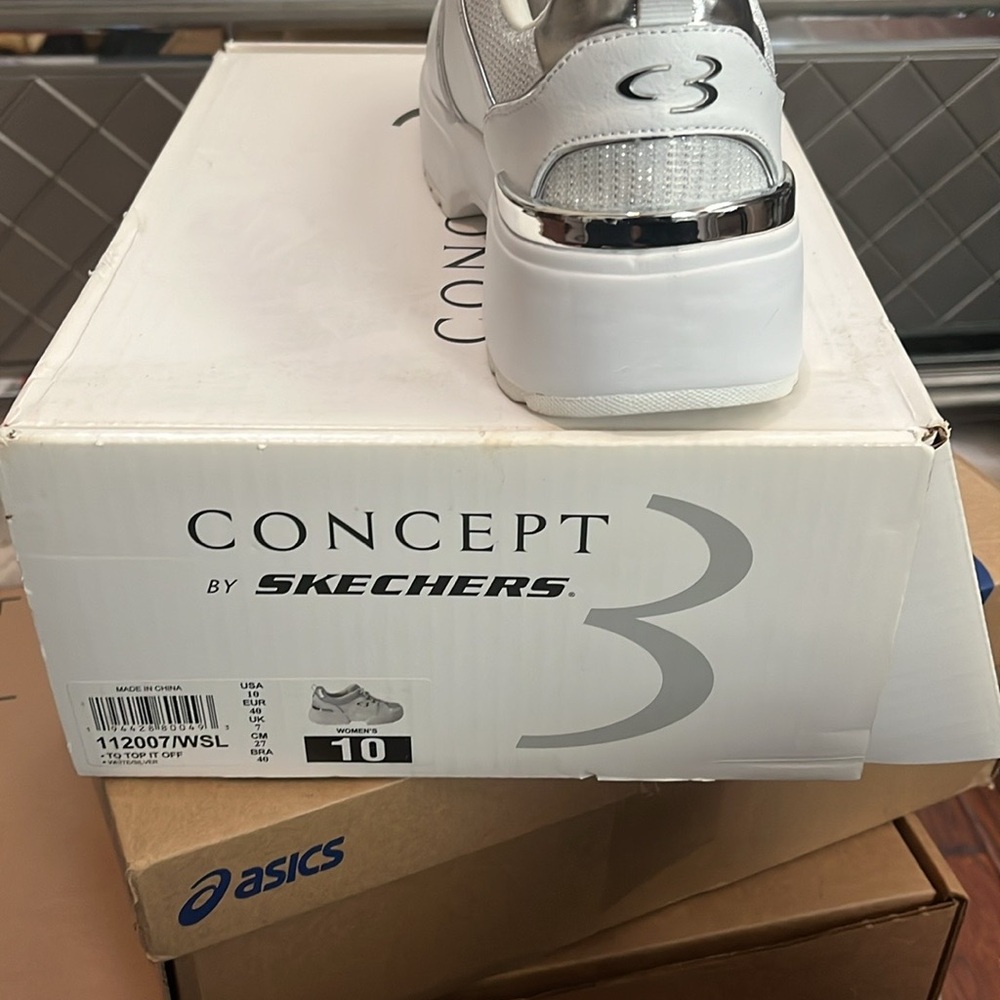 New! Skechers Concept 3 White Sneakers - Picture 2 of 4
